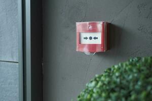 rojo fuego alarma botón en pared , foto