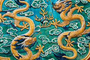 chino decoración modelo. dos amarillo dragones, verde antecedentes foto
