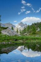 alpino lago con montaña reflexión foto