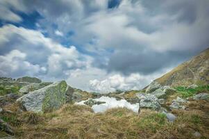 montaña paisaje con pequeño lago foto