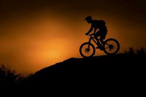 un hombre volador mediante el aire mientras montando un bicicleta. ai generativo foto