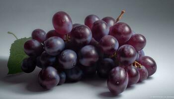jugoso púrpura uva racimo, Fresco desde naturaleza orgánico crecimiento generado por ai foto