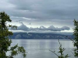 pesado gris nubes terminado baikal lago, olkhon isla, Rusia foto