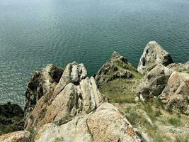 rock Tres hermanos, capa sagan-khushun en olkhon isla. Baikal, Rusia foto
