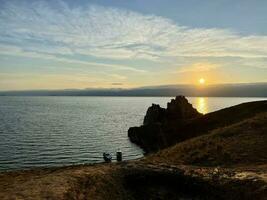 rock chamanka en olkhon isla a atardecer, lago Baikal, Rusia foto