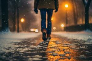 espalda ver de cerca arriba de un mujer pierna caminando en Nevado invierno noche parque. ai generativo foto