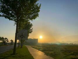 disfrutar el belleza de el amanecer en un nuevo ligero foto