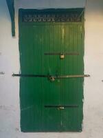 verde de madera puerta en el artesano distrito de medina tetuán, Marruecos foto