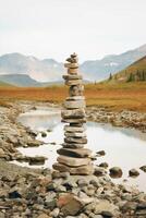 un minimalista inukshuk hecho de apilado piedras señalando el camino a través de el Alaska tundra. ai generativo foto