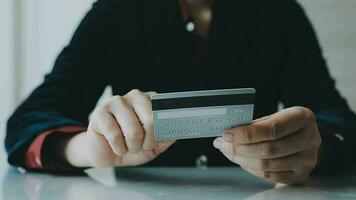mujer de negocios manos participación cradit tarjeta y utilizando crédito tarjeta en línea compras. en línea compras concepto video