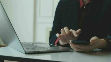 Schuss von ein asiatisch jung Geschäft weiblich Arbeiten auf Laptop im ihr Arbeitsplatz. video