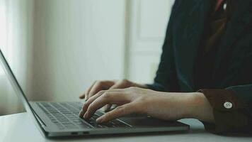 schot van een Aziatisch jong bedrijf vrouw werken Aan laptop in haar werkstation. video