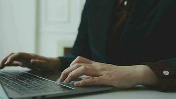 schot van een Aziatisch jong bedrijf vrouw werken Aan laptop in haar werkstation. video