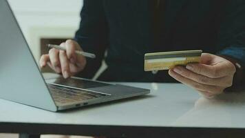 femmes en portant crédit carte et en utilisant les smartphones à maison.en ligne achats, l'Internet bancaire, boutique en ligne, paiement, dépenses argent, commerce électronique Paiement à le magasin, crédit carte, concept video