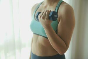 mujer ejercicio rutina de ejercicio en gimnasio aptitud rotura relajarse participación manzana Fruta después formación deporte con pesa y proteína sacudir botella sano estilo de vida culturismo, atleta constructor músculos estilo de vida. foto