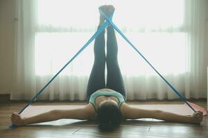 mujer ejercicio rutina de ejercicio en gimnasio aptitud rotura relajarse participación manzana Fruta después formación deporte con pesa y proteína sacudir botella sano estilo de vida culturismo, atleta constructor músculos estilo de vida. foto