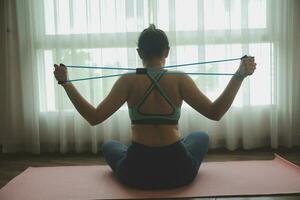 mujer ejercicio rutina de ejercicio en gimnasio aptitud rotura relajarse participación manzana Fruta después formación deporte con pesa y proteína sacudir botella sano estilo de vida culturismo, atleta constructor músculos estilo de vida. foto