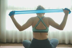 mujer ejercicio rutina de ejercicio en gimnasio aptitud rotura relajarse participación manzana Fruta después formación deporte con pesa y proteína sacudir botella sano estilo de vida culturismo, atleta constructor músculos estilo de vida. foto