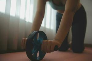 mujer ejercicio rutina de ejercicio en gimnasio aptitud rotura relajarse participación manzana Fruta después formación deporte con pesa y proteína sacudir botella sano estilo de vida culturismo, atleta constructor músculos estilo de vida. foto