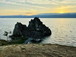 rock chamanka en olkhon isla a atardecer, lago Baikal, Rusia foto