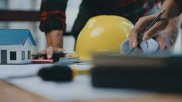 costruzione e struttura concetto di ingegnere Lavorando disegno su planimetria incontro per progetto Lavorando con compagno su modello edificio e ingegneria utensili nel Lavorando luogo, costruzione concetto. video