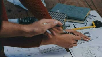 costruzione e struttura concetto di ingegnere Lavorando disegno su planimetria incontro per progetto Lavorando con compagno su modello edificio e ingegneria utensili nel Lavorando luogo, costruzione concetto. video