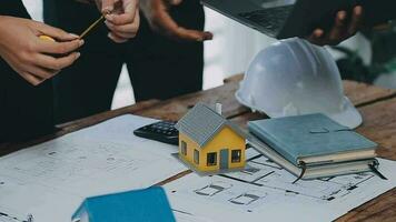 costruzione e struttura concetto di ingegnere Lavorando disegno su planimetria incontro per progetto Lavorando con compagno su modello edificio e ingegneria utensili nel Lavorando luogo, costruzione concetto. video