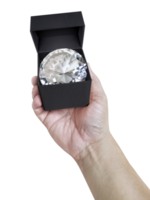 blendend Diamant im ein Geschenk Box auf Hand. transparent Hintergrund png