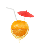 oranje sap met rietje en paraplu Aan oranje fruit vlak leggen. transparant achtergrond png