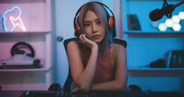 asiático joven deporte mujer jugador aburrido y trastornado jugar en línea juego en ordenador personal foto