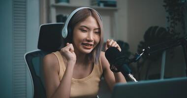 alegre joven podcaster utilizar micrófono durante en línea podcast en estudio foto