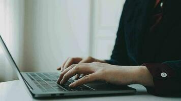 retrato de una joven asiática que trabaja en una laptop en la oficina video