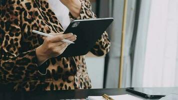 portrait d'une jeune femme asiatique travaillant sur un ordinateur portable au bureau video