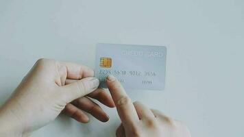 empresária mãos segurando berço cartão e usando crédito cartão conectados compras. conectados compras conceito video