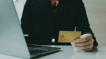 affärskvinna händer innehav cradit kort och använder sig av kreditera kort uppkopplad handla. uppkopplad handla begrepp video