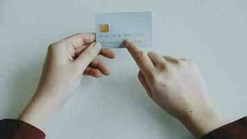empresária mãos segurando berço cartão e usando crédito cartão conectados compras. conectados compras conceito video