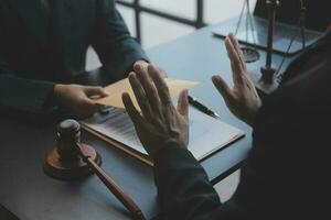 abogado masculino que trabaja con papeles de contrato y mazo de madera en tabel en la sala del tribunal. justicia y derecho, abogado, juez de la corte, concepto. foto