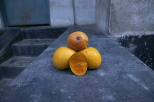 maduro amarillo mango Fruta en un negro antecedentes. tropical fruta. foto