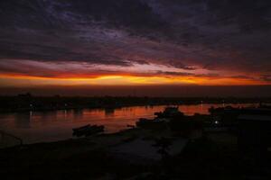 puesta de sol en el mierdalakshya río en bangladesh el mierdalakshya río es un río en sur Asia foto