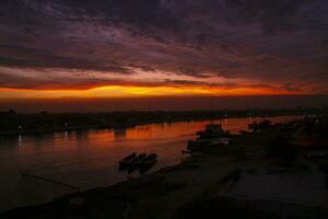 puesta de sol en el mierdalakshya río en bangladesh el mierdalakshya río es un río en sur Asia foto