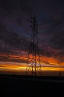 alto voltaje poder línea torre con hermosa cielo a atardecer, valores foto