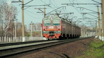 novosibirsk, Rússia Outubro 10, 2021 - passageiro trem deixando estrada de ferro estação. elétrico trem, frente Visão video