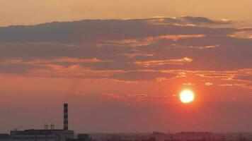 lasso di tempo metraggio di un' tramonto nel un industriale moderno città, panoramico Visualizza. calar della notte. modificare di giorno e notte, un panoramica di il città video