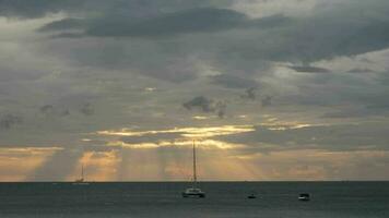 nuvole al di sopra di il oceano a tramonto. lasso di tempo, panoramico Visualizza di Riccio nuvole e sole. yachts galleggiante vicino il costa. turismo e viaggio concetto video