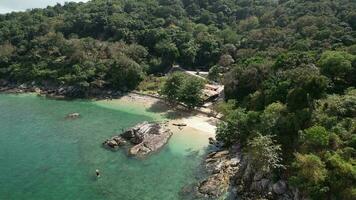 4k aéreo zumbido imágenes yo tan bien playa, Kathu, phuket, Tailandia video