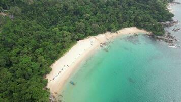 4k Antenne Drohne Aufnahmen laem singh Strand, Kathu, Phuket, Thailand video