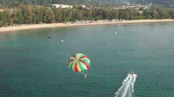 4k aéreo zumbido imágenes kamala playa, Kathu, phuket, Tailandia video