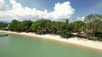 4k aéreo zumbido imágenes mar gitano playa, ratsada, phuket, Tailandia video