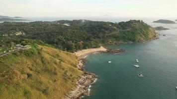 4k aérien drone métrage vent moulin point de vue et yanui plage, Rawaï, Phuket, Thaïlande video