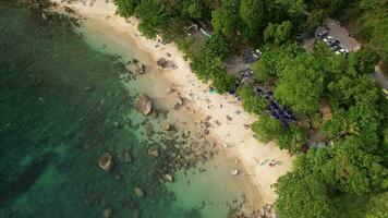 4k aéreo zumbido imágenes ao cuerdo playa, rawai, phuket, Tailandia video